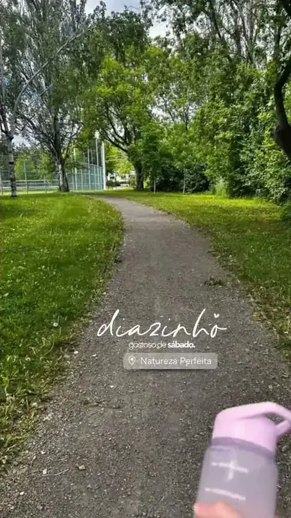 Story de caminhada na natureza com figurinha