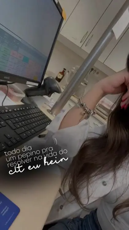 Story de rotina de trabalho com figurinha