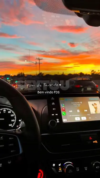Story no carro ao pôr do sol com figurinha