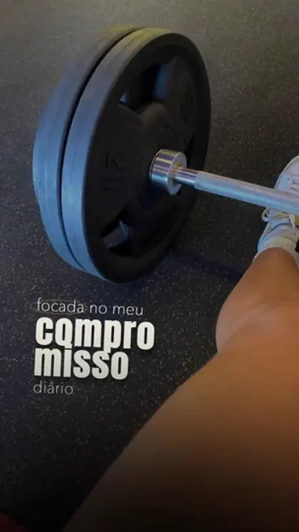 Story de musculação com figurinha sobre compromisso