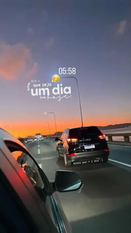 Story de amanhecer com figurinha de bom dia